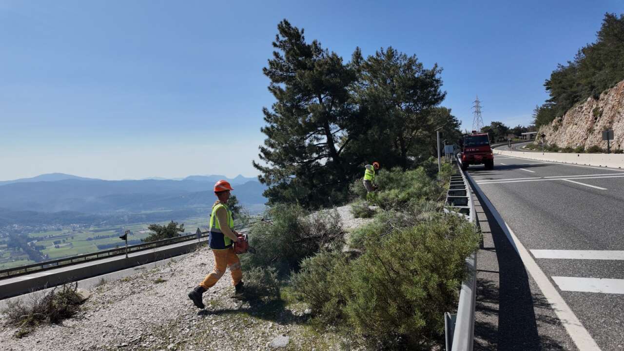 Sakar Geçidi’nde Yangın Riskine Karşı Yol Kenarı Temizliği Sürüyor 3